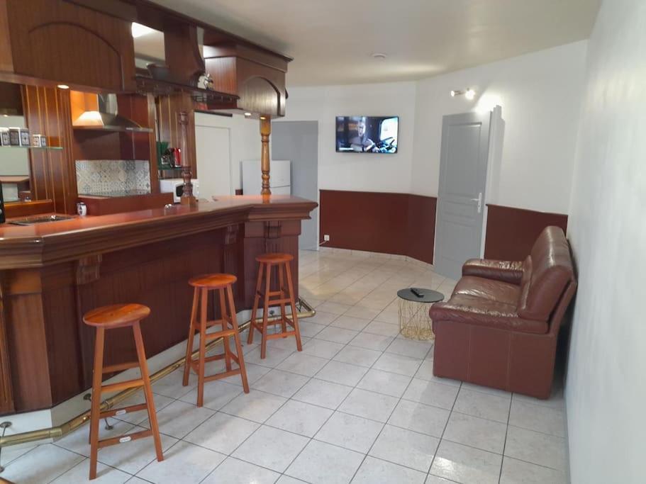 Appartement Au Bord Du Canal Montbard Esterno foto