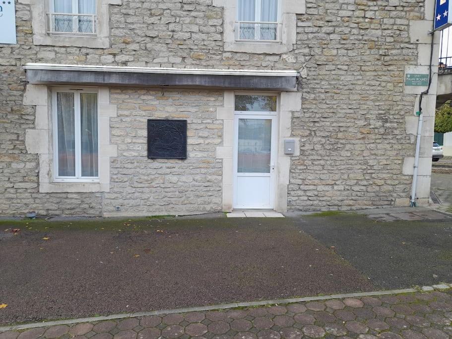 Appartement Au Bord Du Canal Montbard Esterno foto